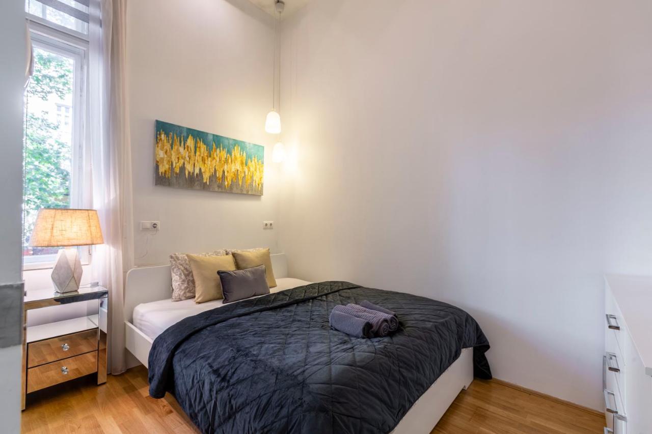 Luxurious & Spacious Downtown Residence In Liszt Ferenc Square Budapest Eksteriør billede