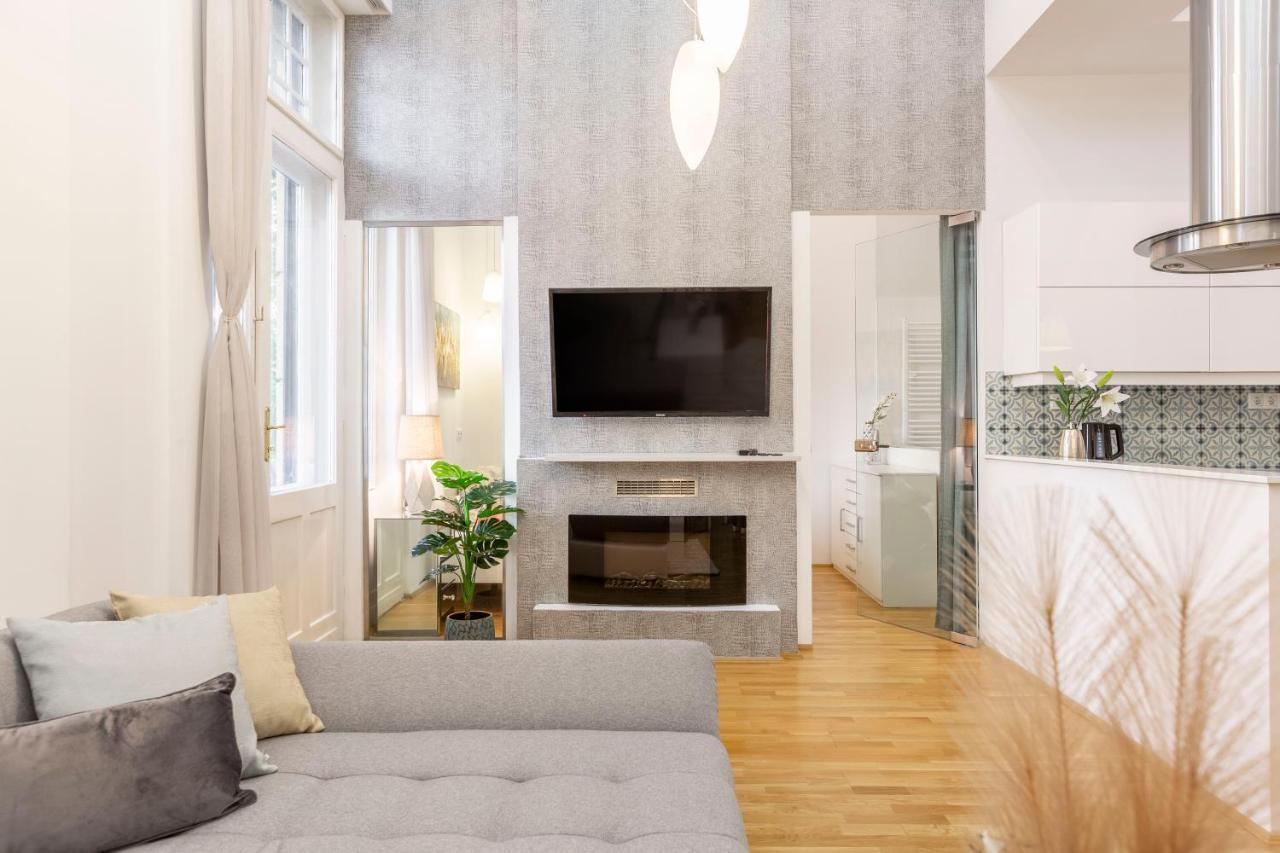 Luxurious & Spacious Downtown Residence In Liszt Ferenc Square Budapest Eksteriør billede