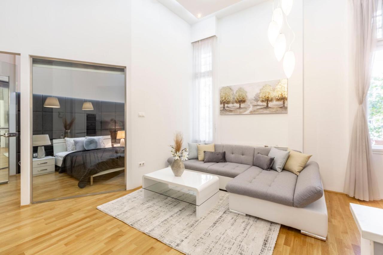 Luxurious & Spacious Downtown Residence In Liszt Ferenc Square Budapest Eksteriør billede